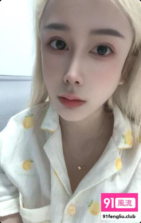 人瘦胸大的小姐姐